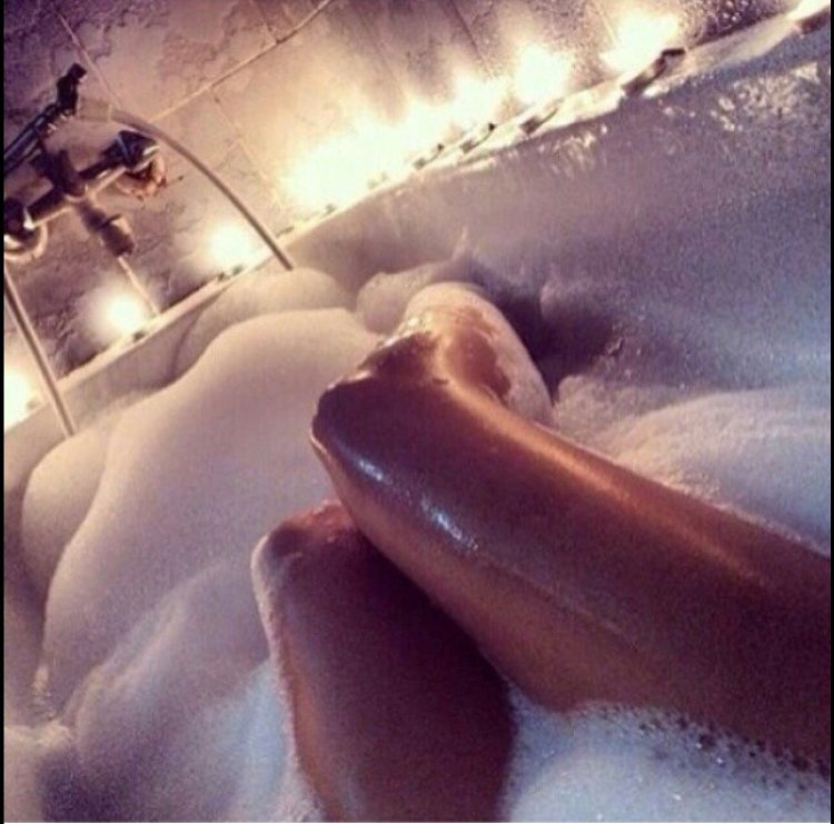 Ноги в пене в ванной