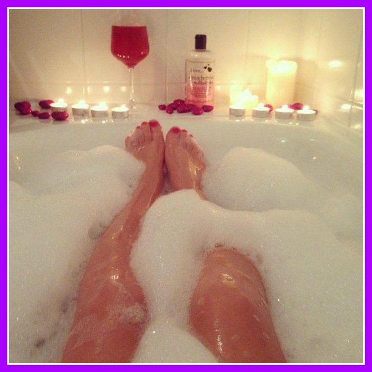 Ноги в ванной с пеной