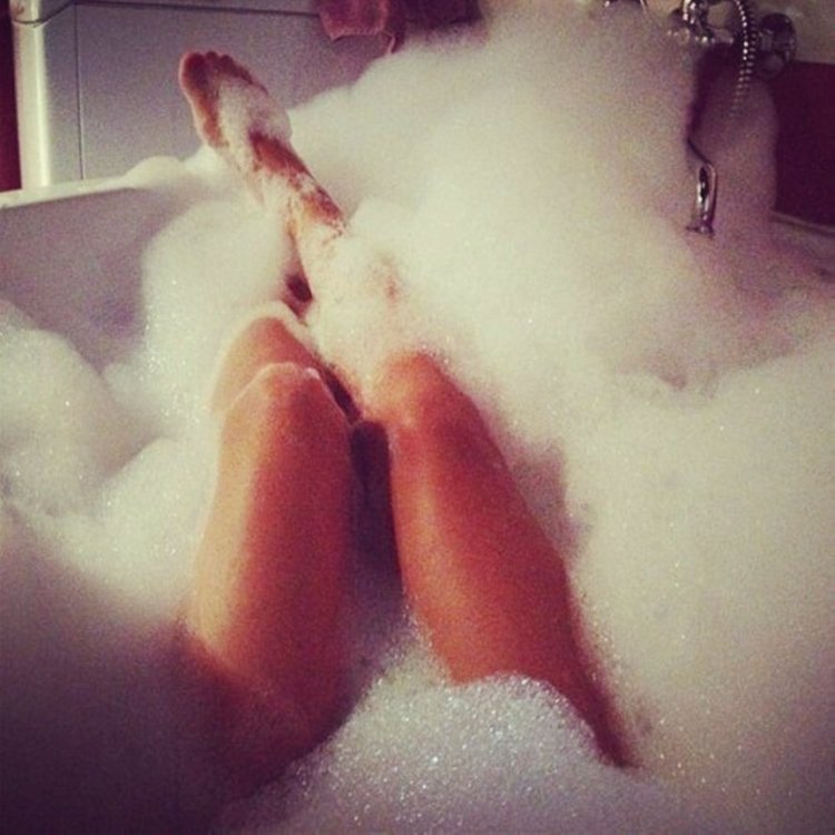 Красивые женские ножки в ванной