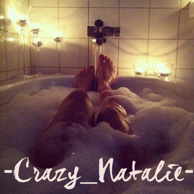 Парень с девушкой в ванне