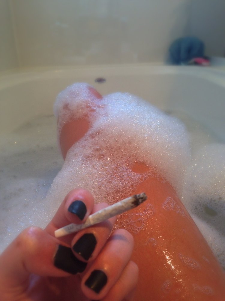 Девушка в ванной с пенкой