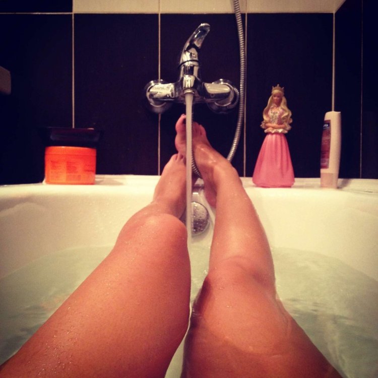 Женские ножки в ванной