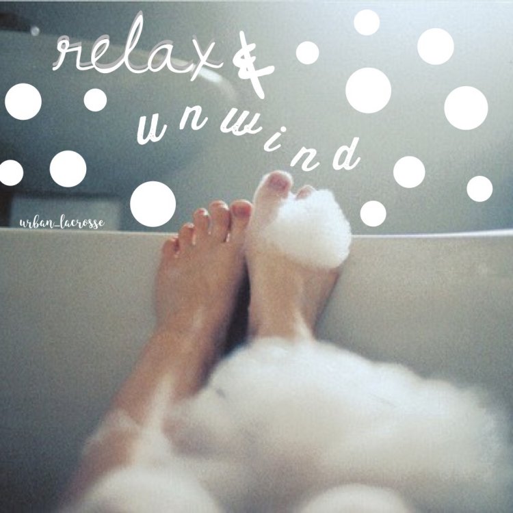 Женские ноги в пене