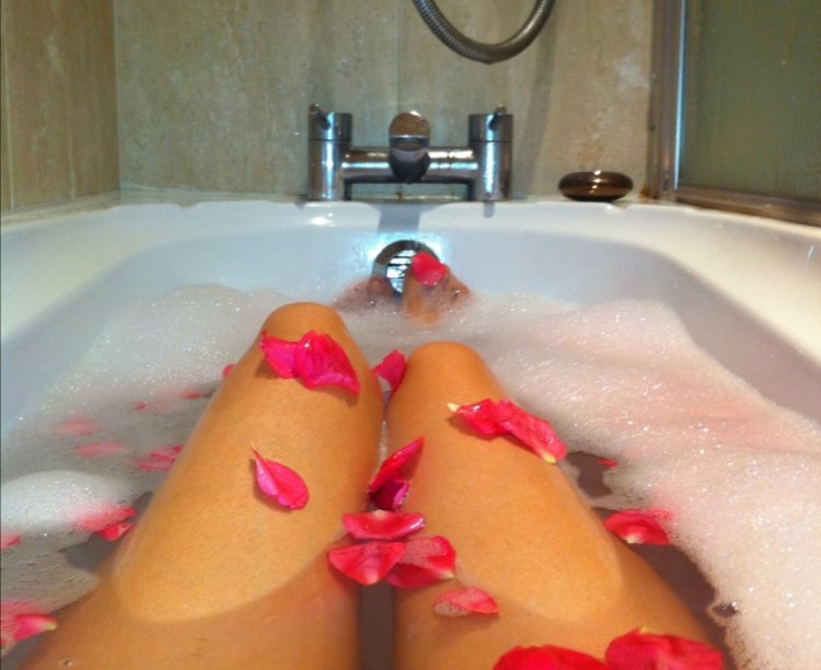 Красивые женские ноги в ванне