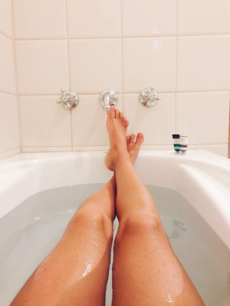 Красивые ноги в ванной