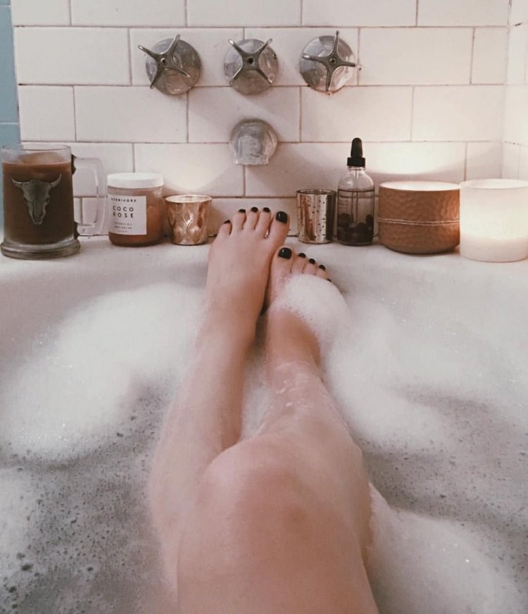 Женские ноги в ванной