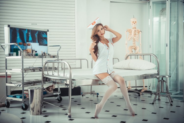 Красивые ножки медсестры