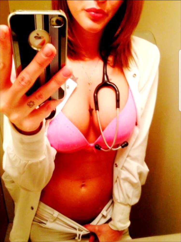 Селфи медсестричек с грудью