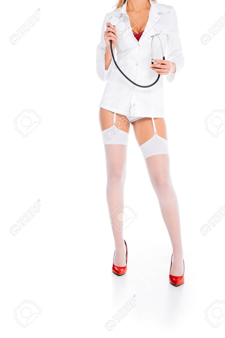Стройная медсестра в чулках