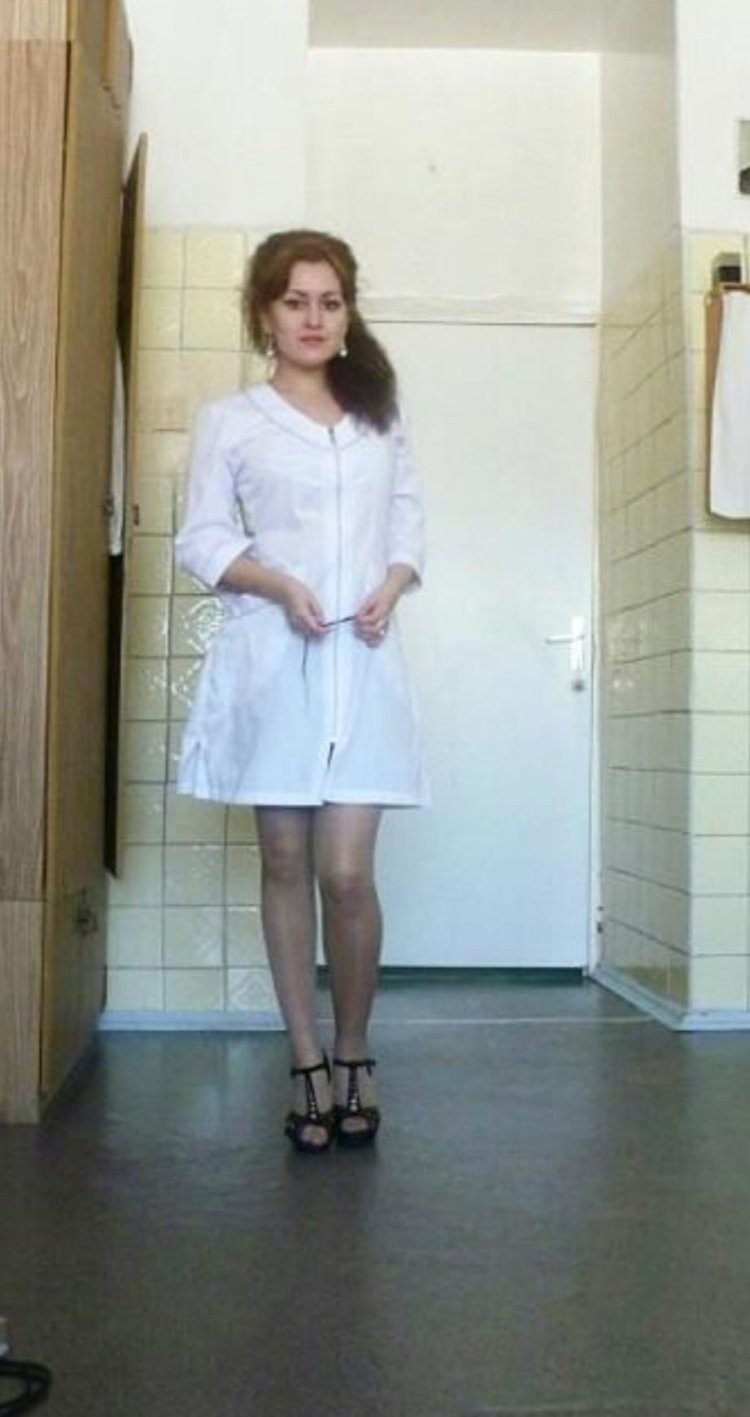 Красивая медсестра в палате