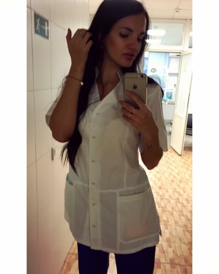 Девушка в медицинском халате