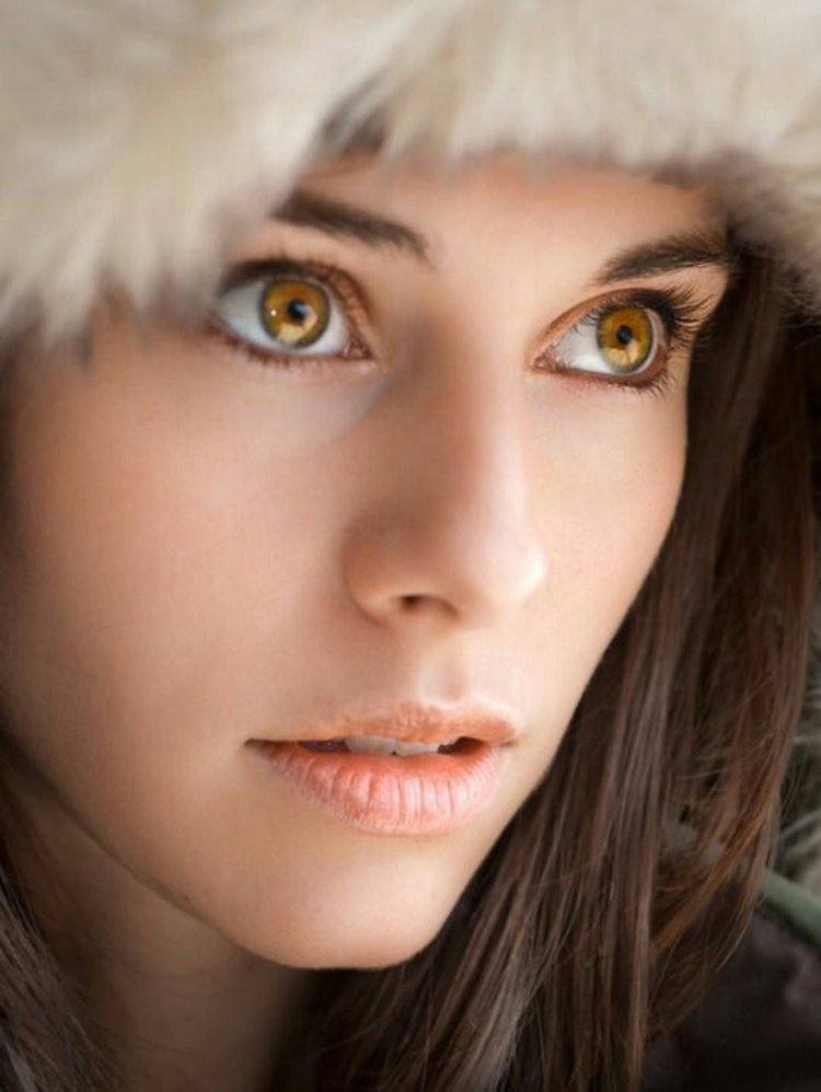 Янтарные глаза у девушки