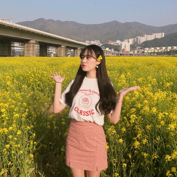 Красивая кореянка на природе