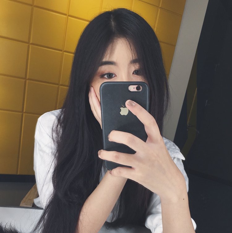 Кореянка с айфоном