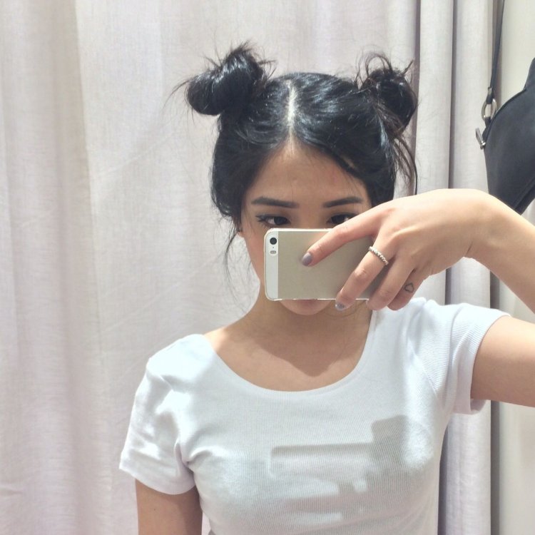 Кореянка с пучком