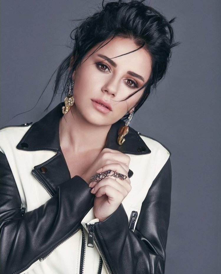 Турецкая певица Мерве озбей