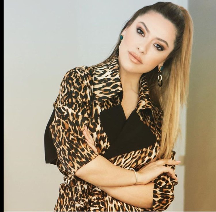 Певица хадисе