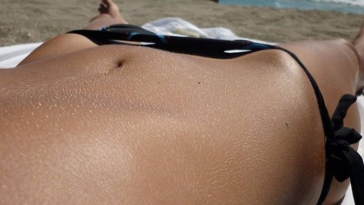 Волосы из под купальника