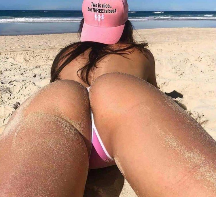 Пельмень у девушки на пляже