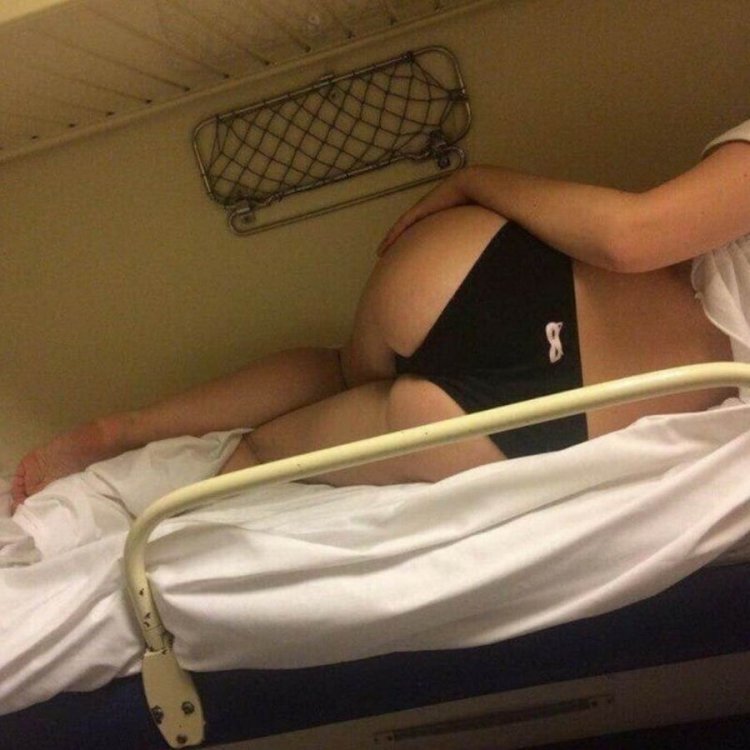 Девушки в поезде плацкарт