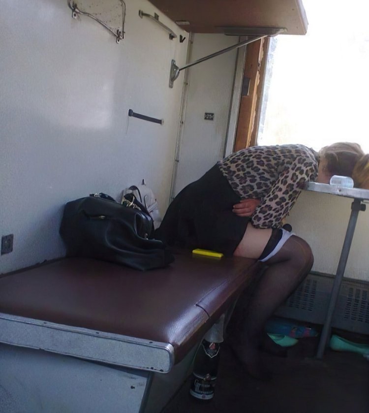 Девушки в поезде плацкарт