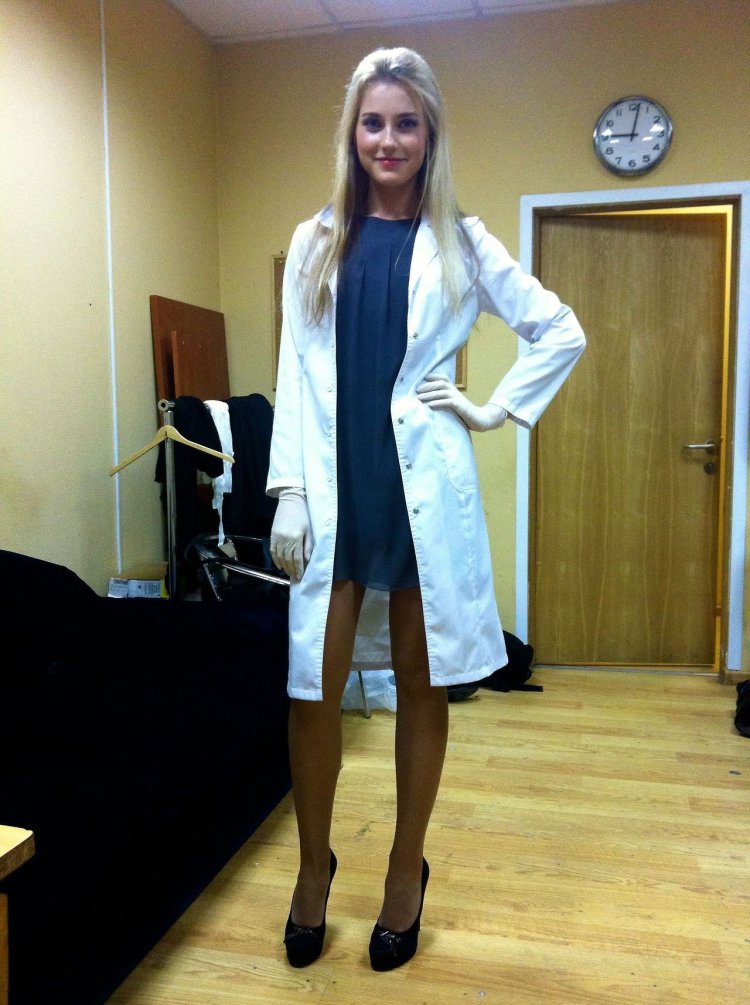 Блондинка в медицинском халате