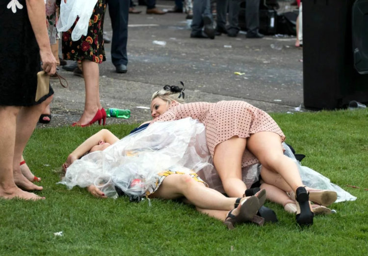 Пьяные англичанки на скачках