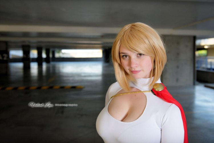 Ardella – Powergirl Cosplay