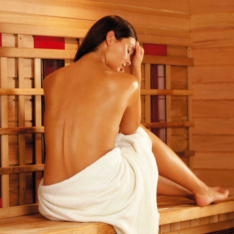 Девушка в сауне со спины