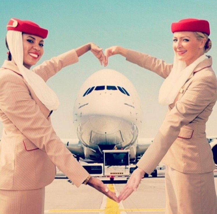 Форма стюардесс Эмирейтс