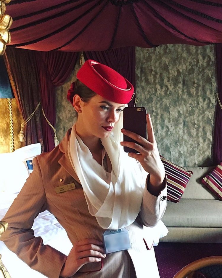 Форма стюардесс Эмирейтс