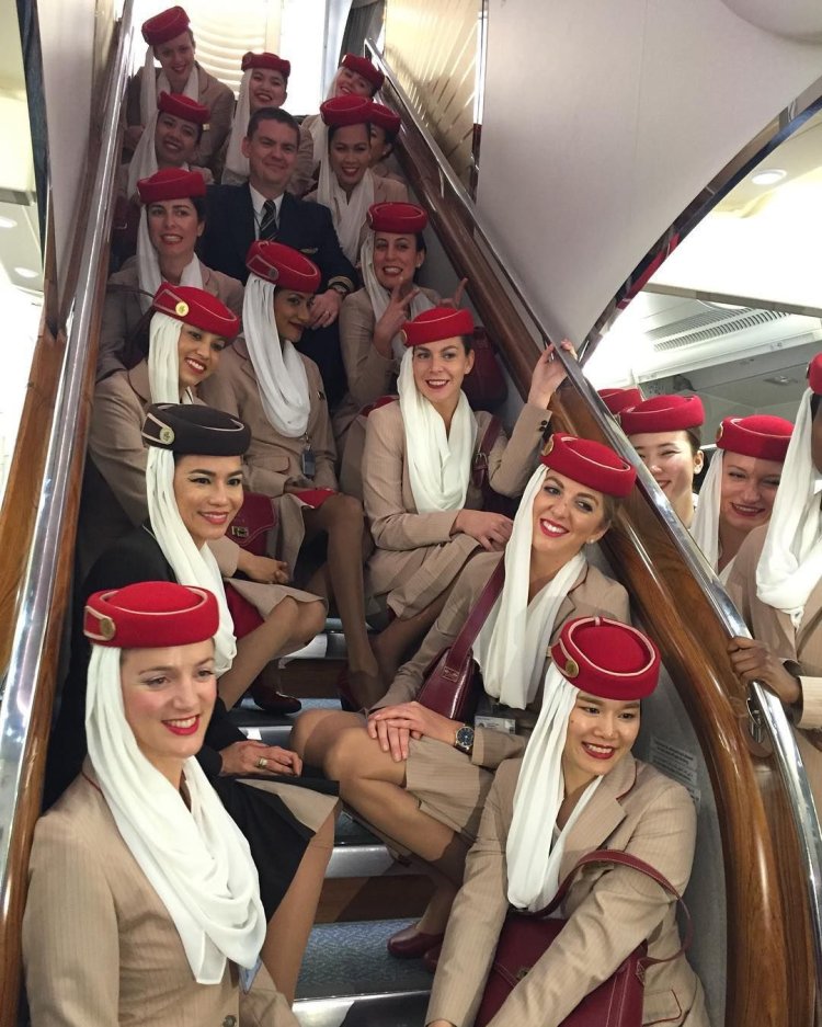 А380 Эмирейтс стюардессы