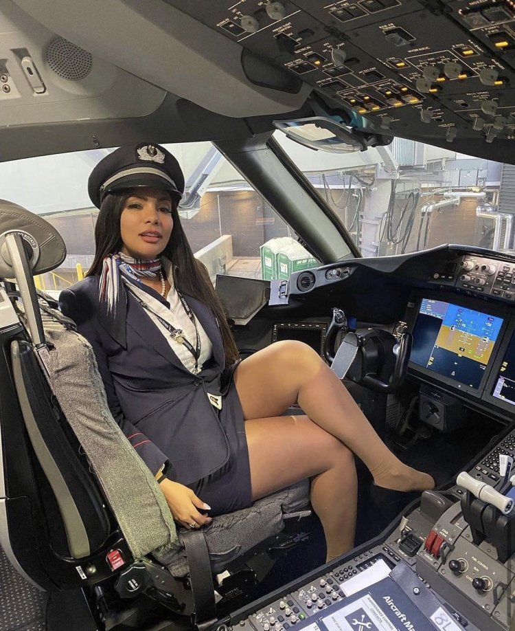 Стюардессы в форме и без нее