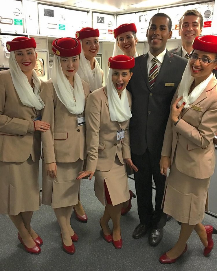 Эмирейтс бортпроводники