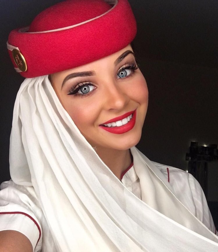 Форма стюардесс Эмирейтс