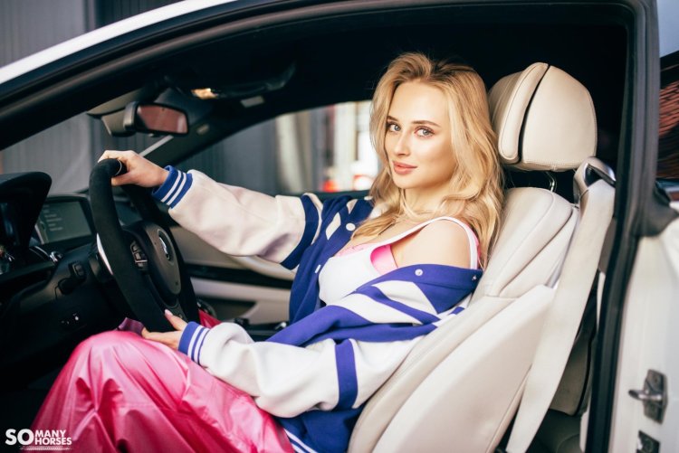 Ангелина блондинка драйв