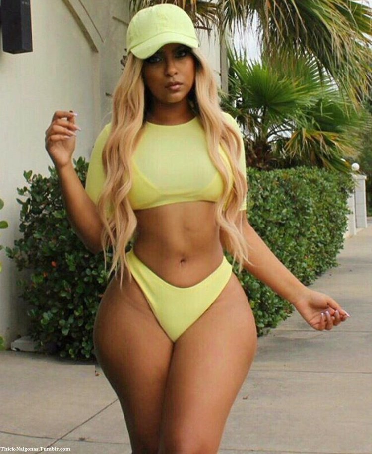 Девушка с широкими бедрами