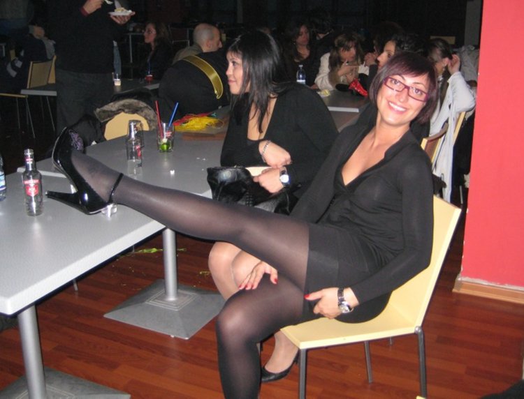 Бабы в колготках на корпоративе