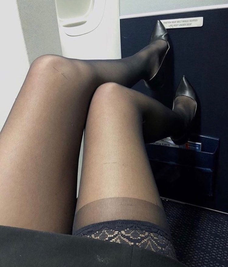 Ножки в чулках под столом