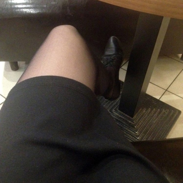Ноги под столом