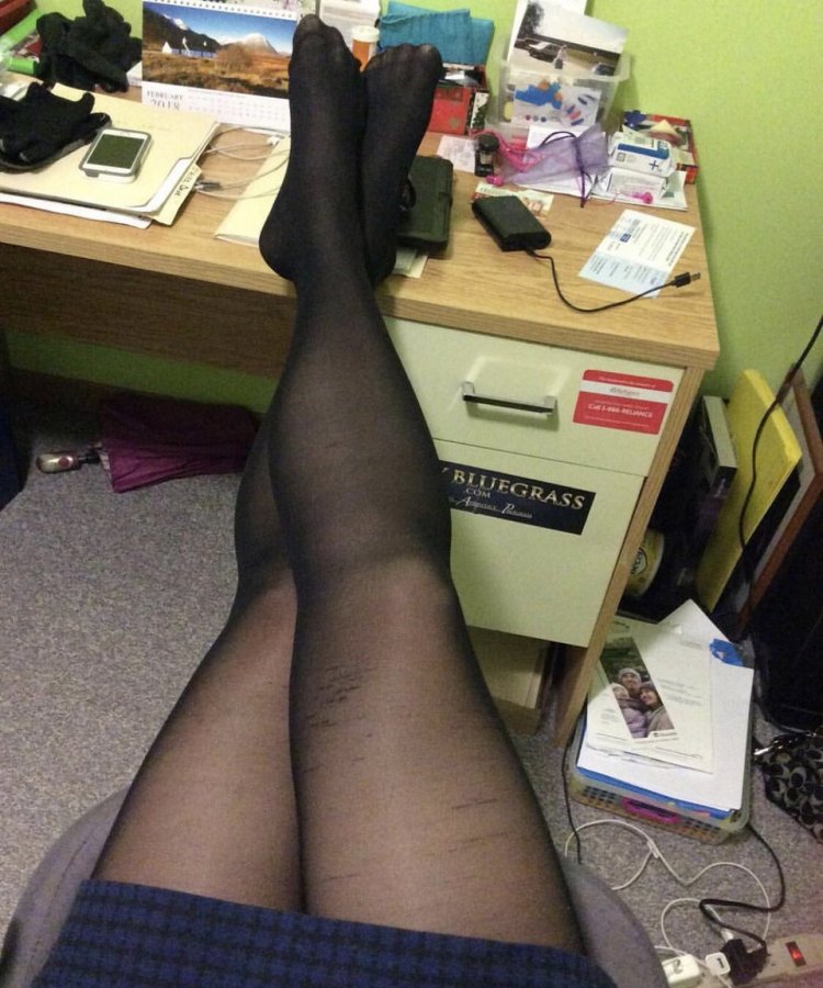 Женские ножки в офисе