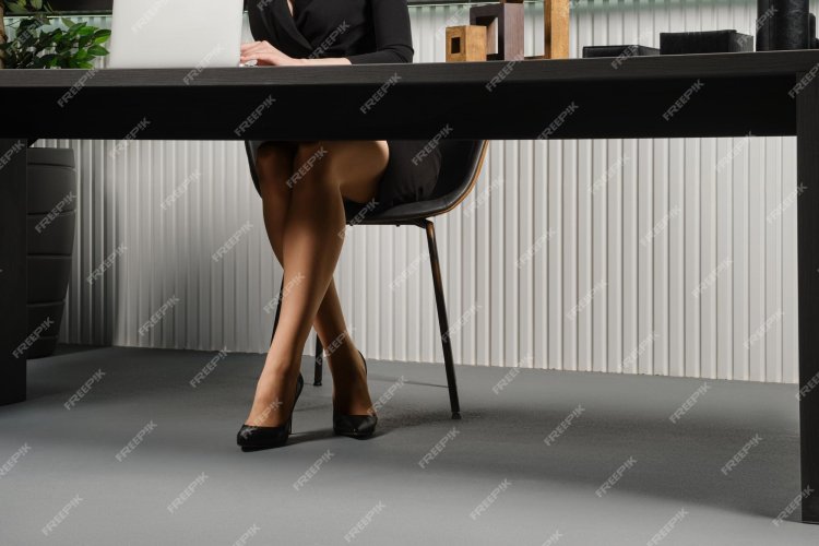 Женские ноги на столе