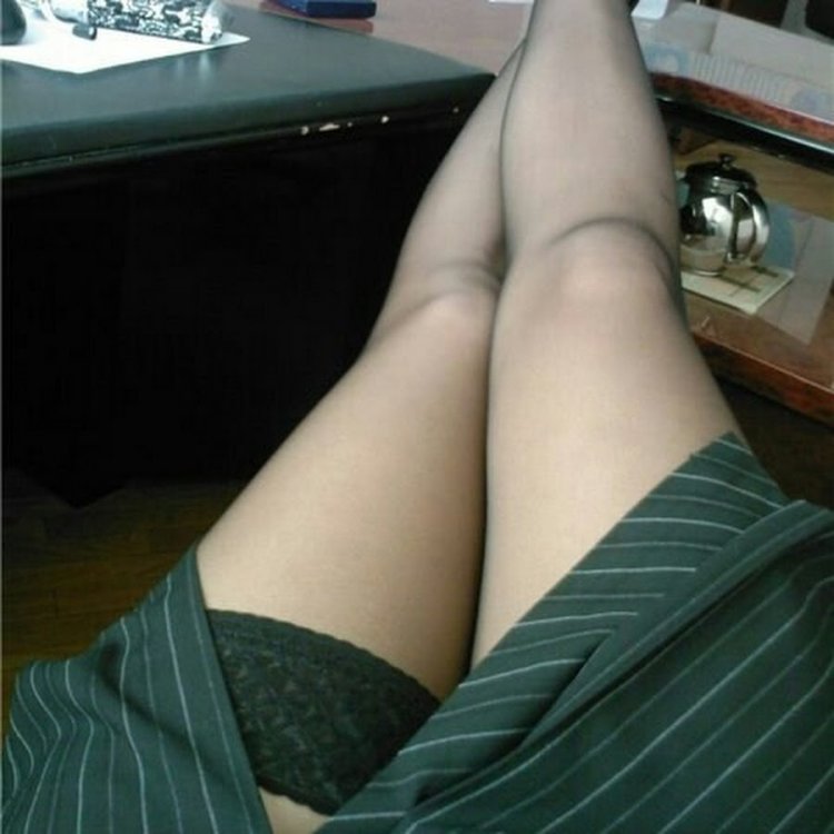 Женские ноги в офисе