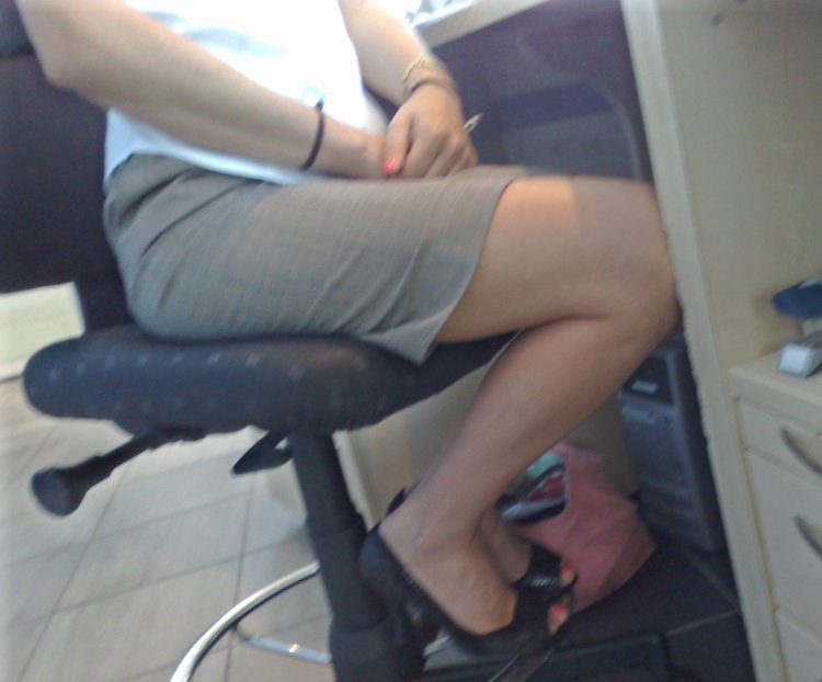 Скрытая камера в офисе под столом