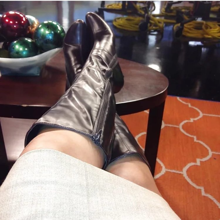 Женские ножки на столе