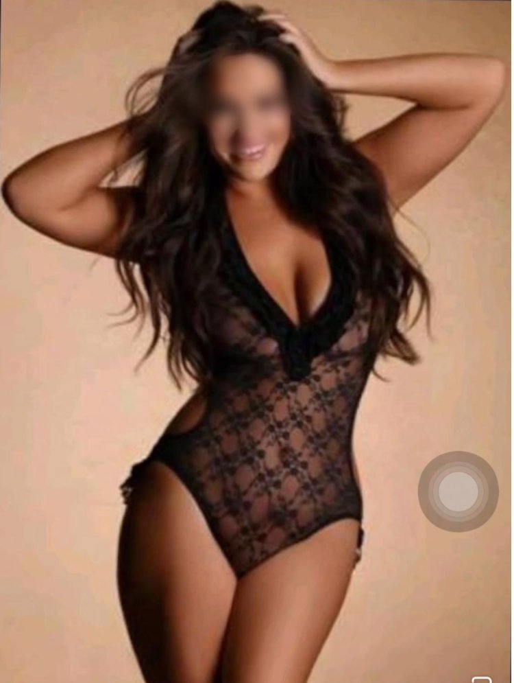 Полненькая брюнетка в белье