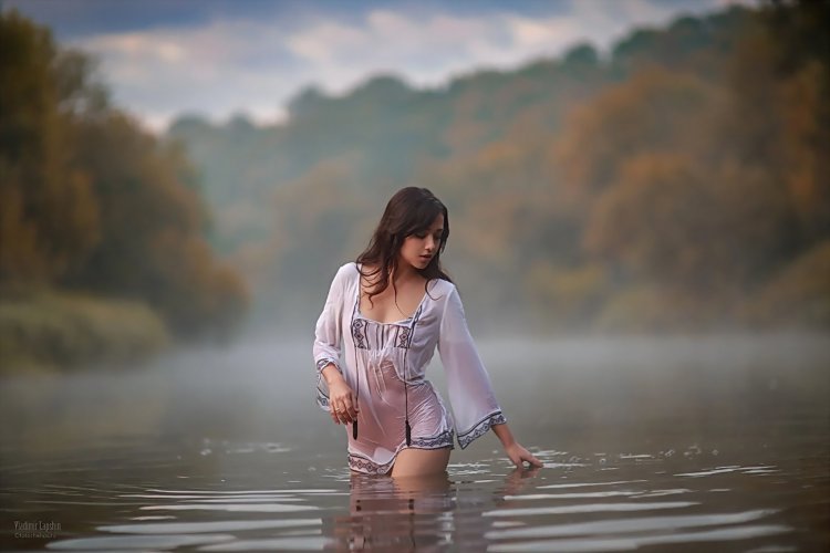 Азиатские девушки у воды