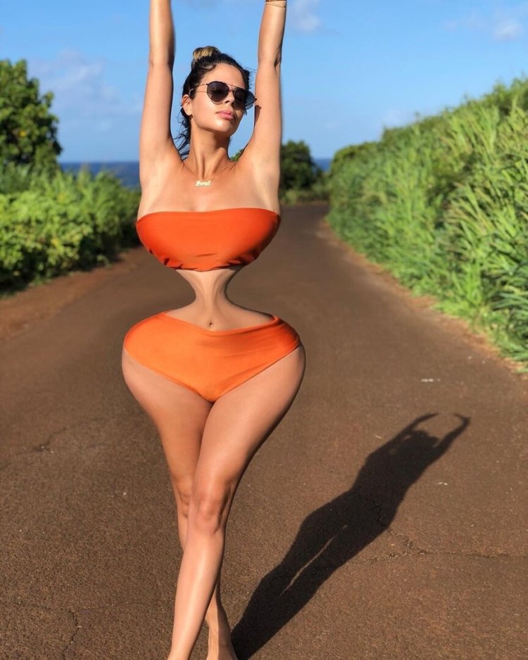 Фигура песочные часы в купальнике