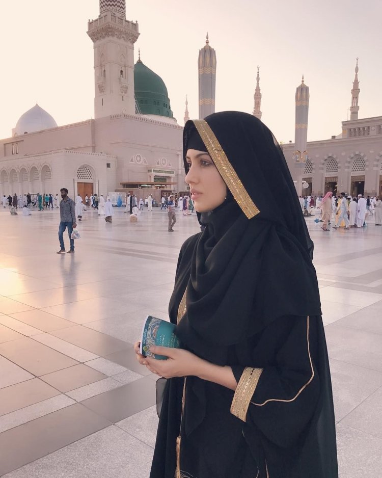 Сана Кхан в хиджабе