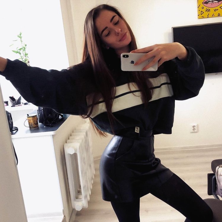 Адель Вейгель в колготках